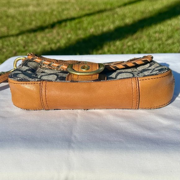 SOLD - COACH Bleecker Vachetta Leather Signature Denim Floral Applique Wristlet - Picture 13 of 16